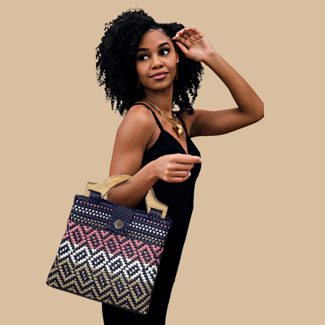 Handwoven artisan bags made of recycled plastic with wooden handles