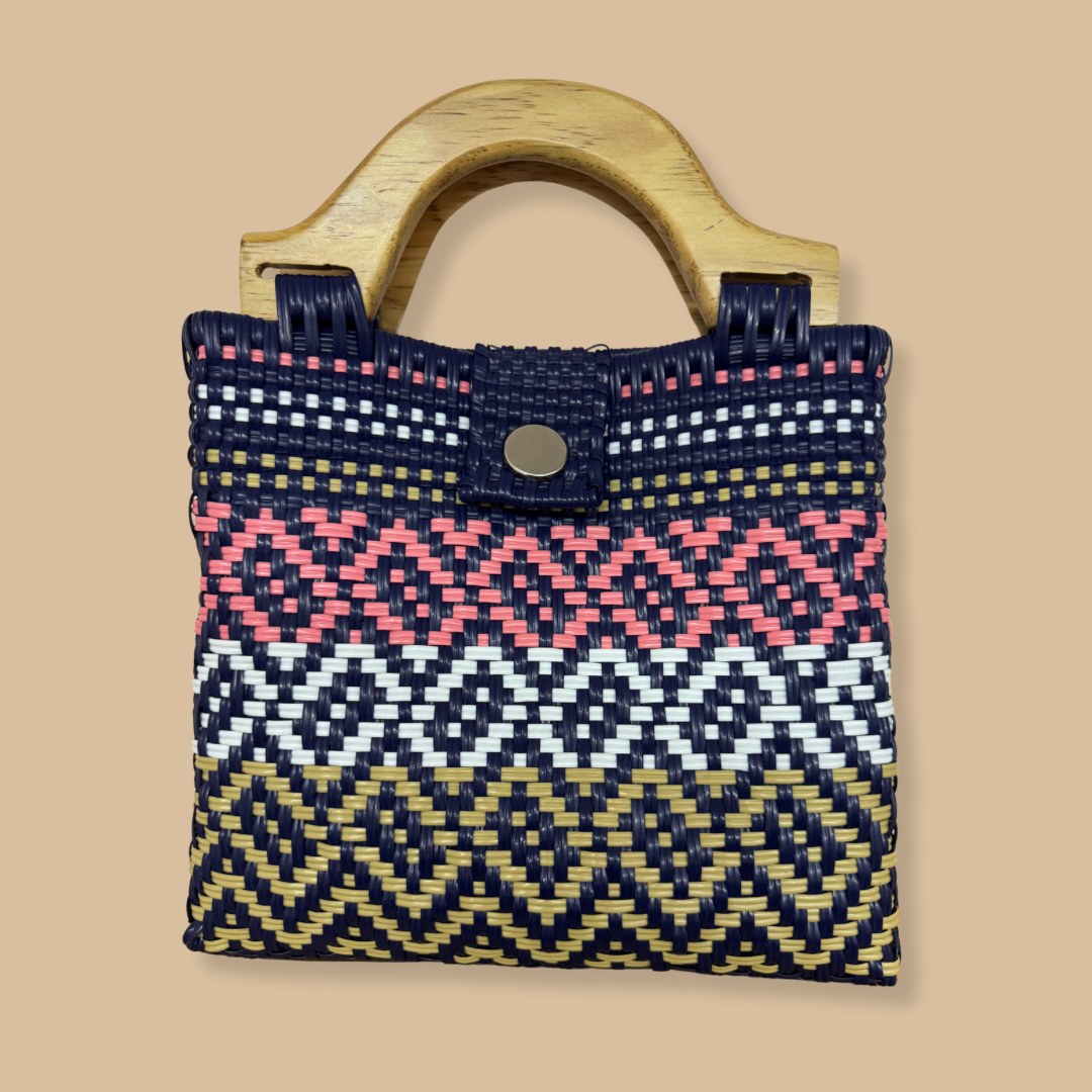 Handwoven artisan bags made of recycled plastic with wooden handles