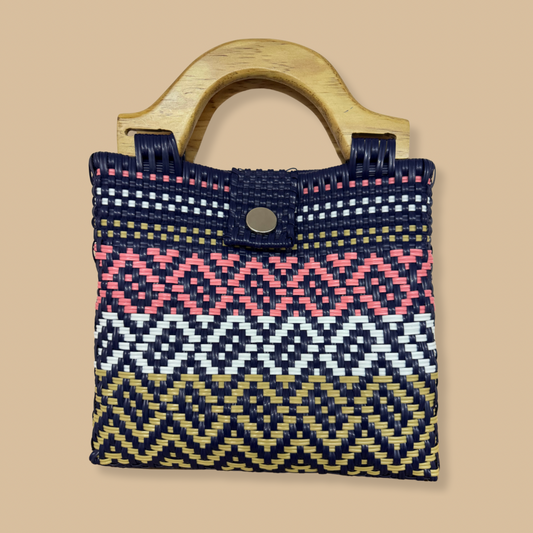Handwoven artisan bags made of recycled plastic with wooden handles